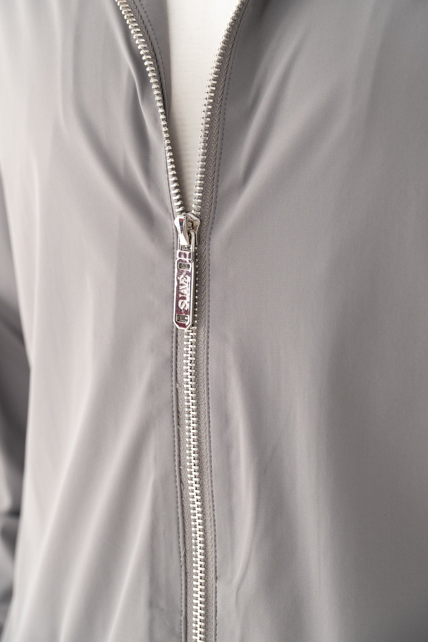 stijlvolle grijze tracksuit moderne sportkleding