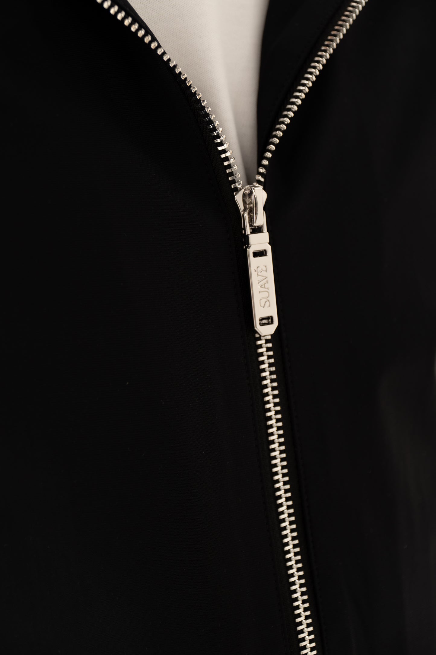 stijlvolle zwarte tracksuit moderne sportkleding