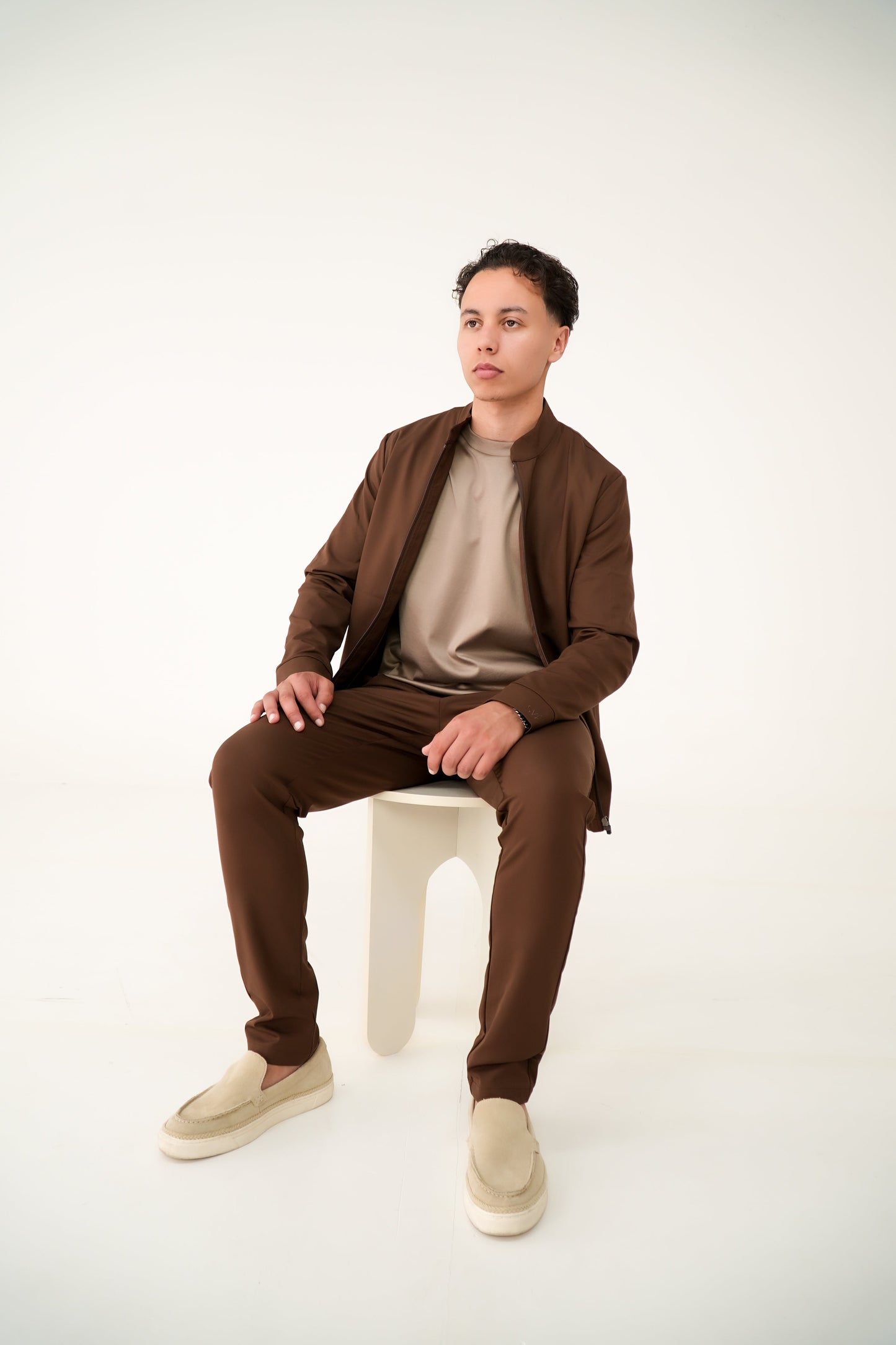 Het essentiële Mavéron trainingspak in mokkabruin